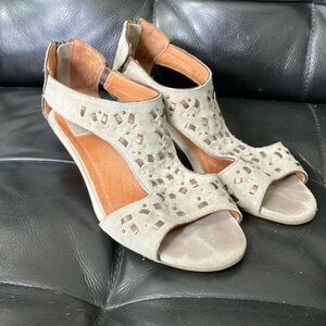 Clark’s artisan size 6 women’s Wedge Sandals with T-Strap and Decorative Cutouts